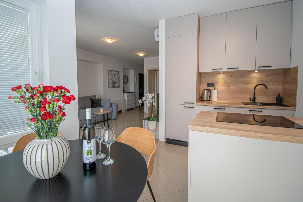 Apartment Beachfront Gabine Kastela